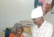 मानवता का जीवंत स्रोत: उम्र के सौ साल पार कर चुकी वृद्धा को बैंक प्रबंधक ने गाँव जाकर दिए पैसे